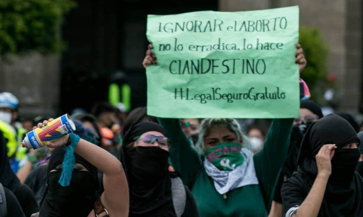 Mujer es golpeada por su marido, aborta y está recluida por homicidio