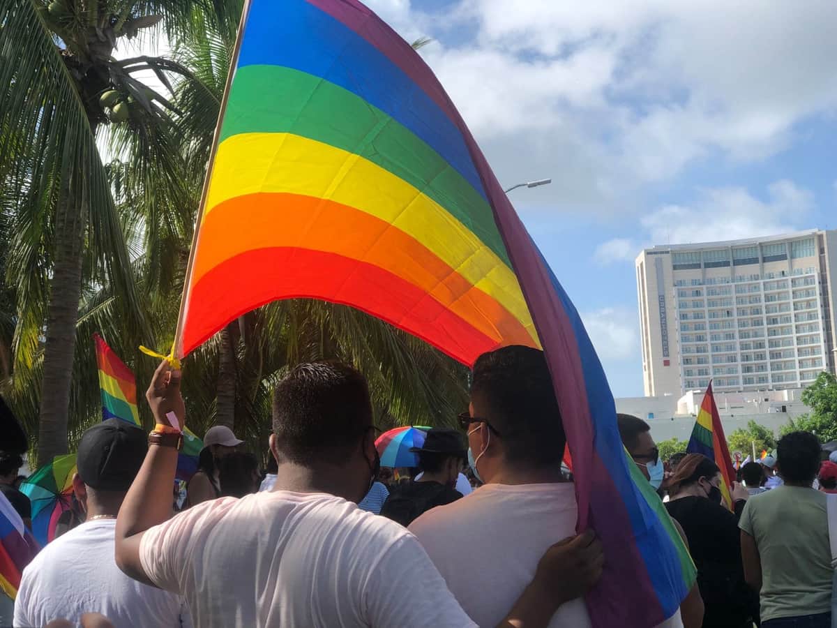 Realizan multitudinaria marcha del orgullo LGBTQ+ en Cancún