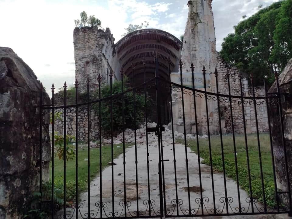 Colapsa finalmente fachada de histórica iglesia en Tihosuco