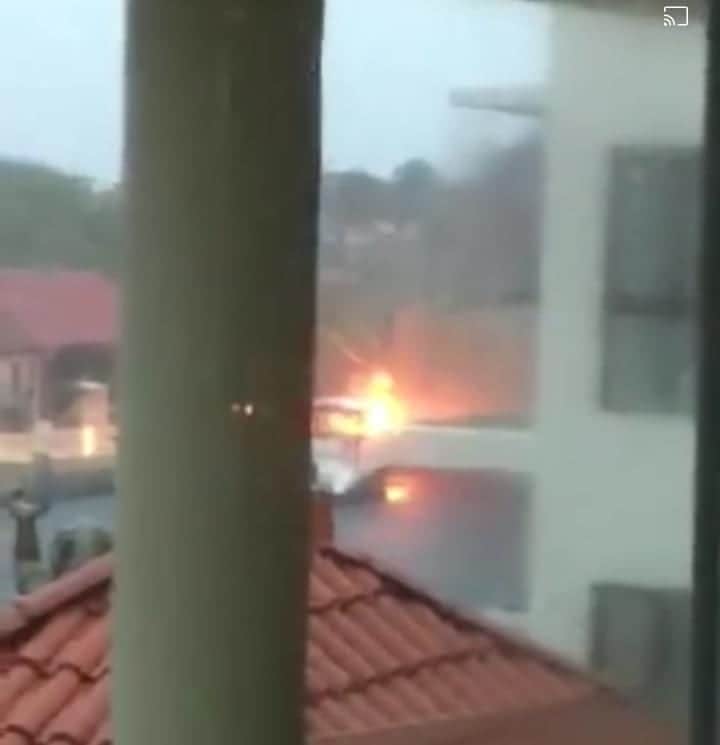 Se incendia embarcación en Puerto Aventuras