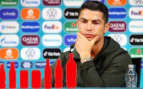 Cristiano retira botellas de Coca-Cola en conferencia y dice 'tomen agua'