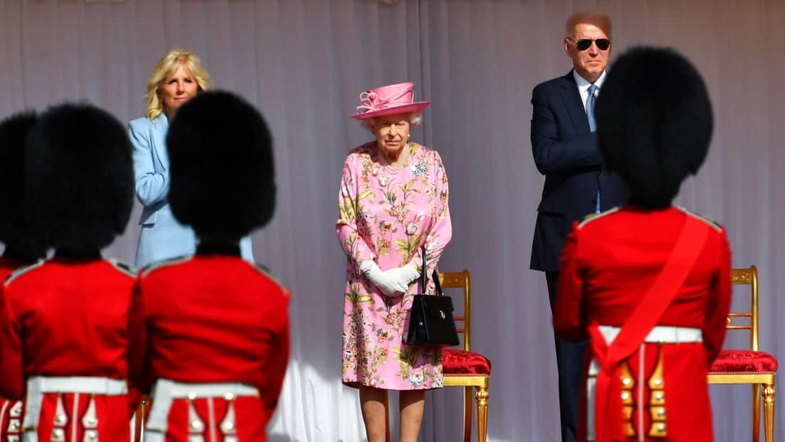 Biden rompe el protocolo real británico al revelar que Isabel II le preguntó sobre Putin y Xi Jinping