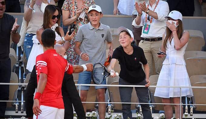 Niño mexicano ‘aconseja’ a Djokovic en la Final de Roland Garros y el campeón le regala su raqueta