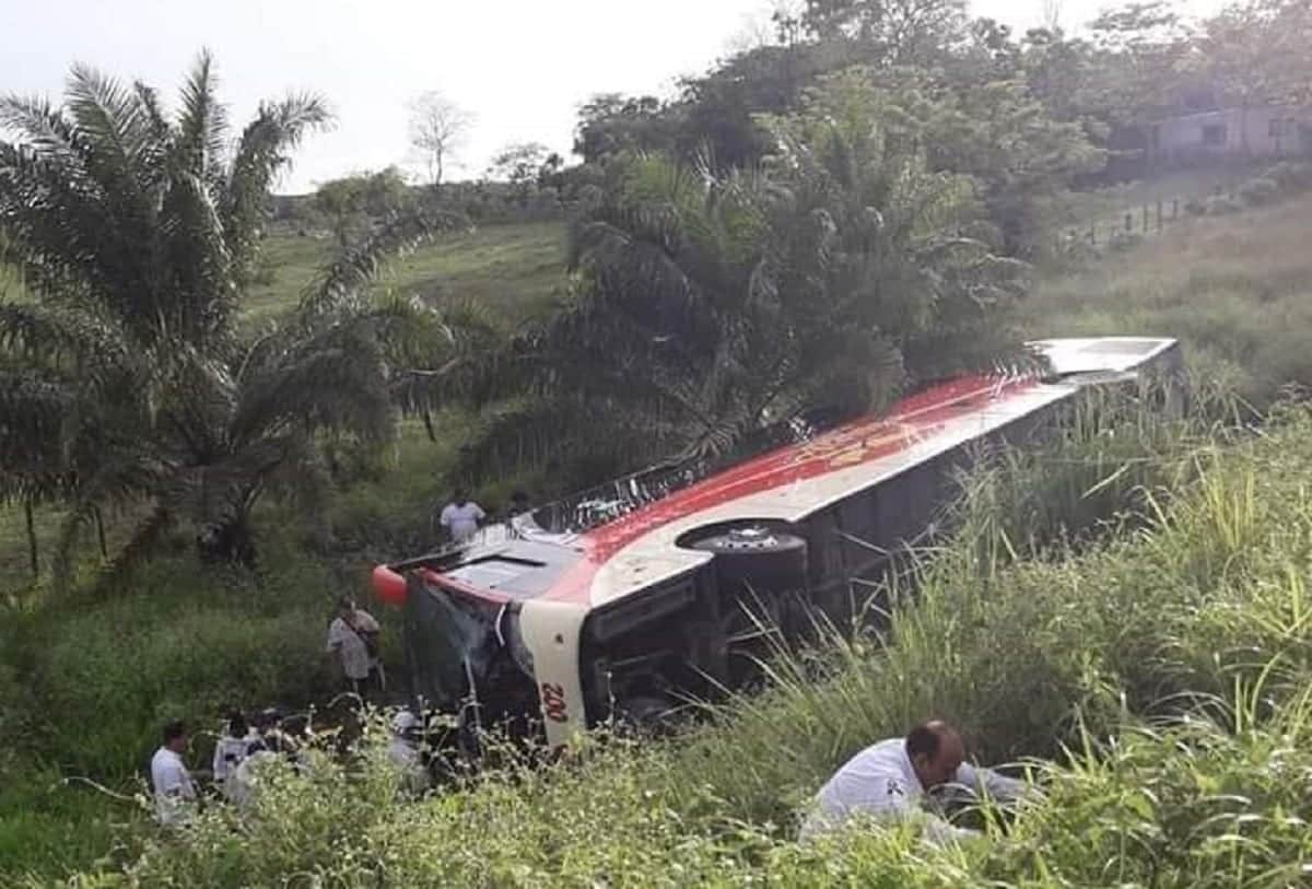 Vuelca camión de pasajeros en tramo carretero Catazajá-Villahermosa; hay varios heridos