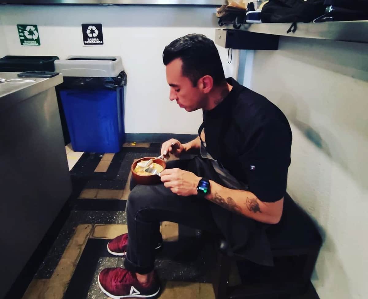 "Me vale v... qué creas": responde chef Edgar Núñez a usuario que criticó su foto