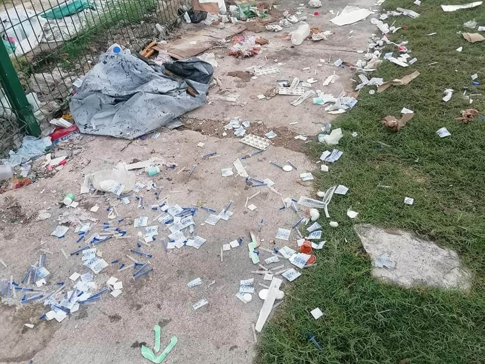 Tiran jeringas usadas de vacunas contra Covid-19 afuera de un foro de Campeche