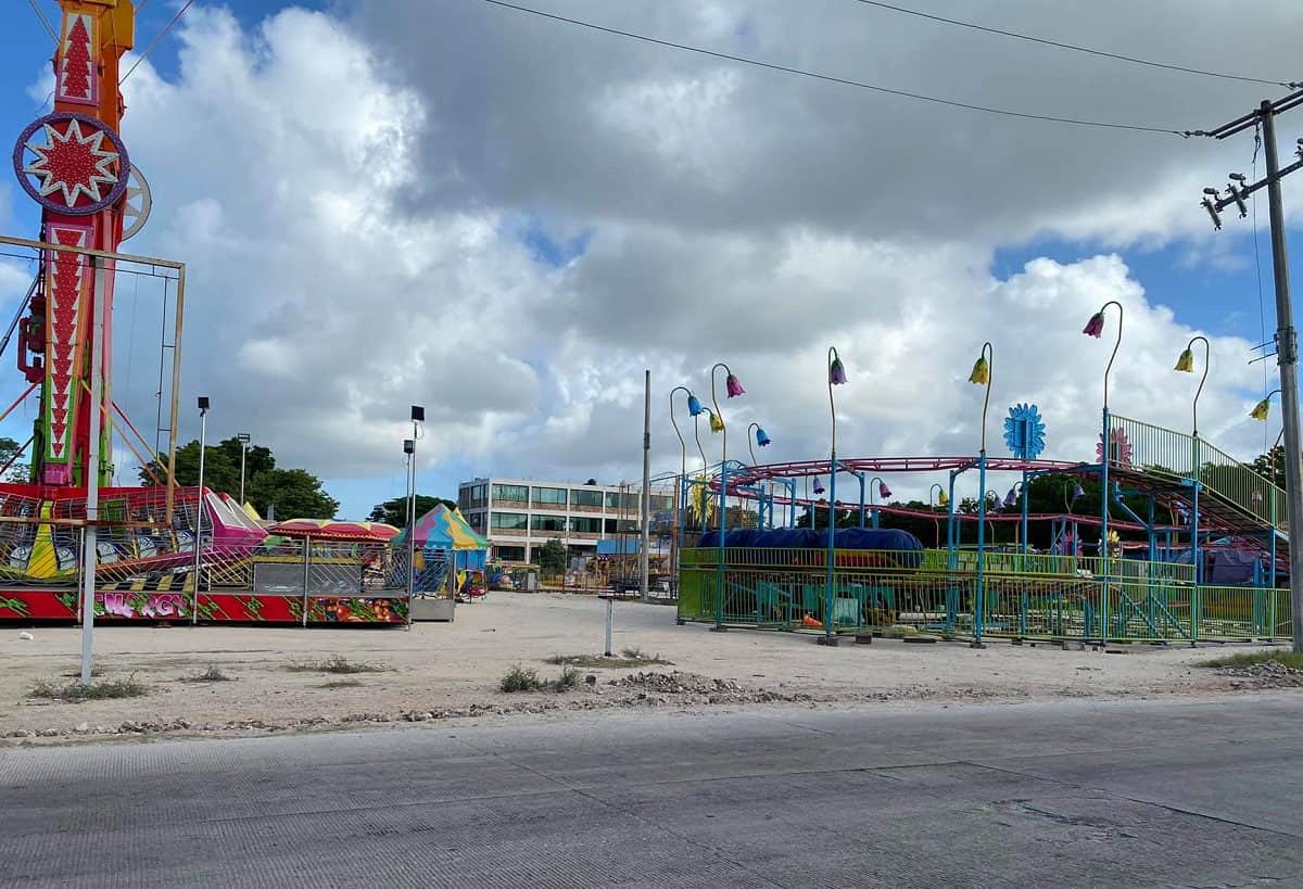 Con todo y riesgoso semáforo naranja, instalan feria en Playa del Carmen