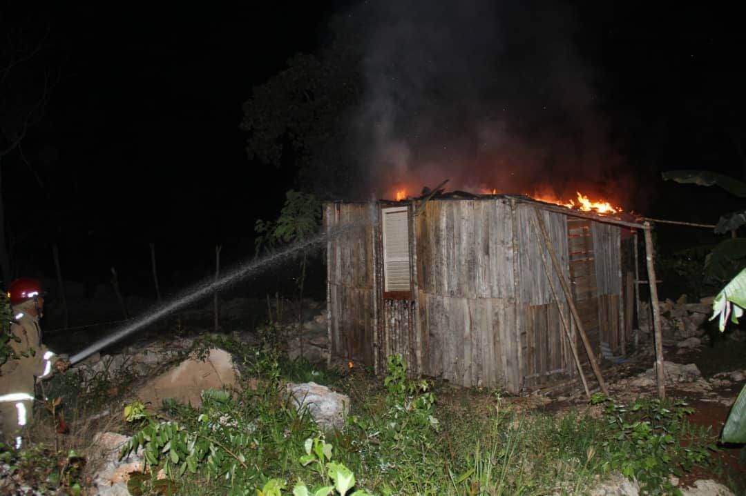 Se incendia casa en Felipe Carrillo Puerto; sospechan que fue intencional
