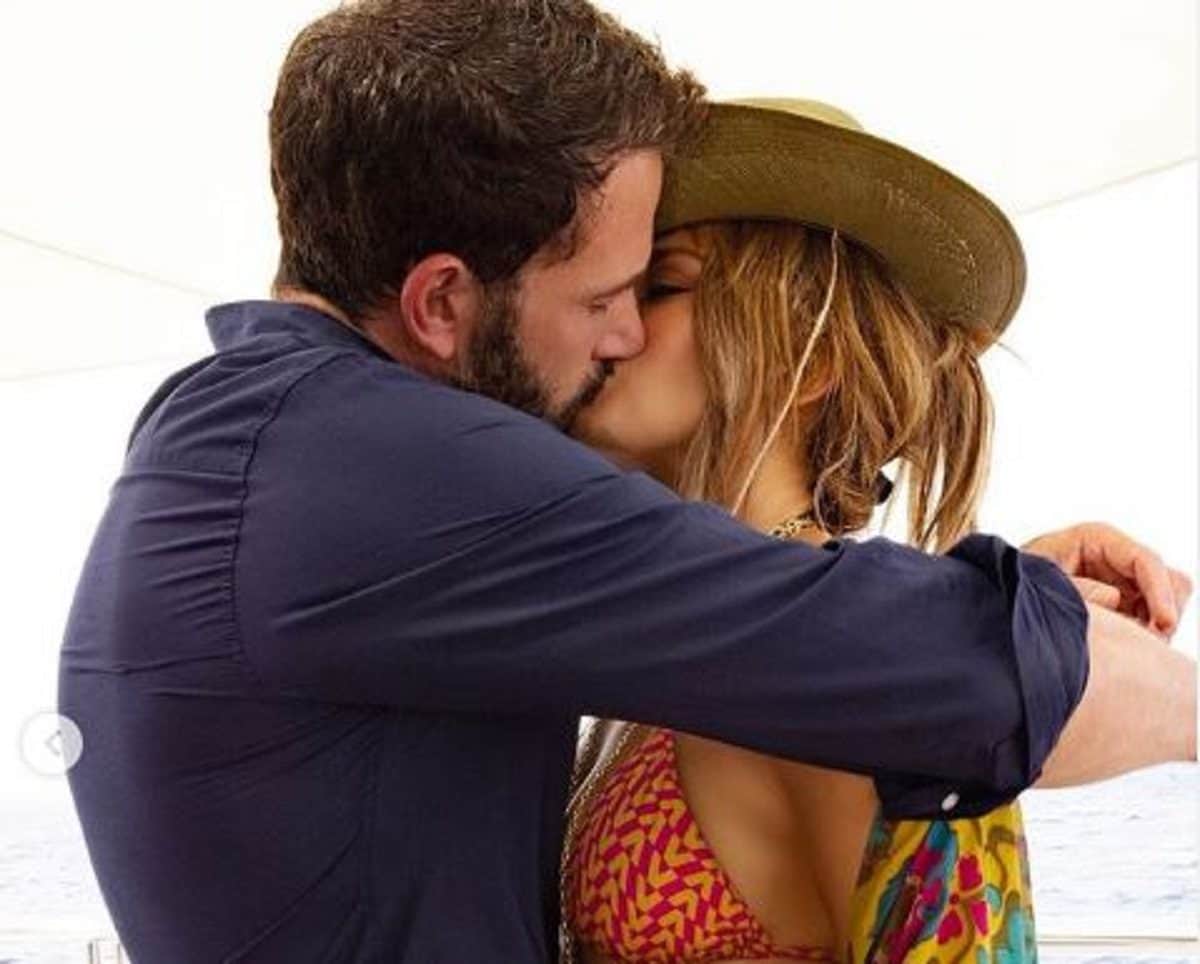 Con foto de apasionado beso en Francia, JLo hace oficial su relación con Ben Affleck