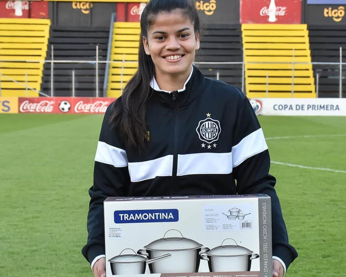 ¡ESCÁNDALO!: Campeona de fútbol es premiada con un juego de ollas y acusan 'machismo'