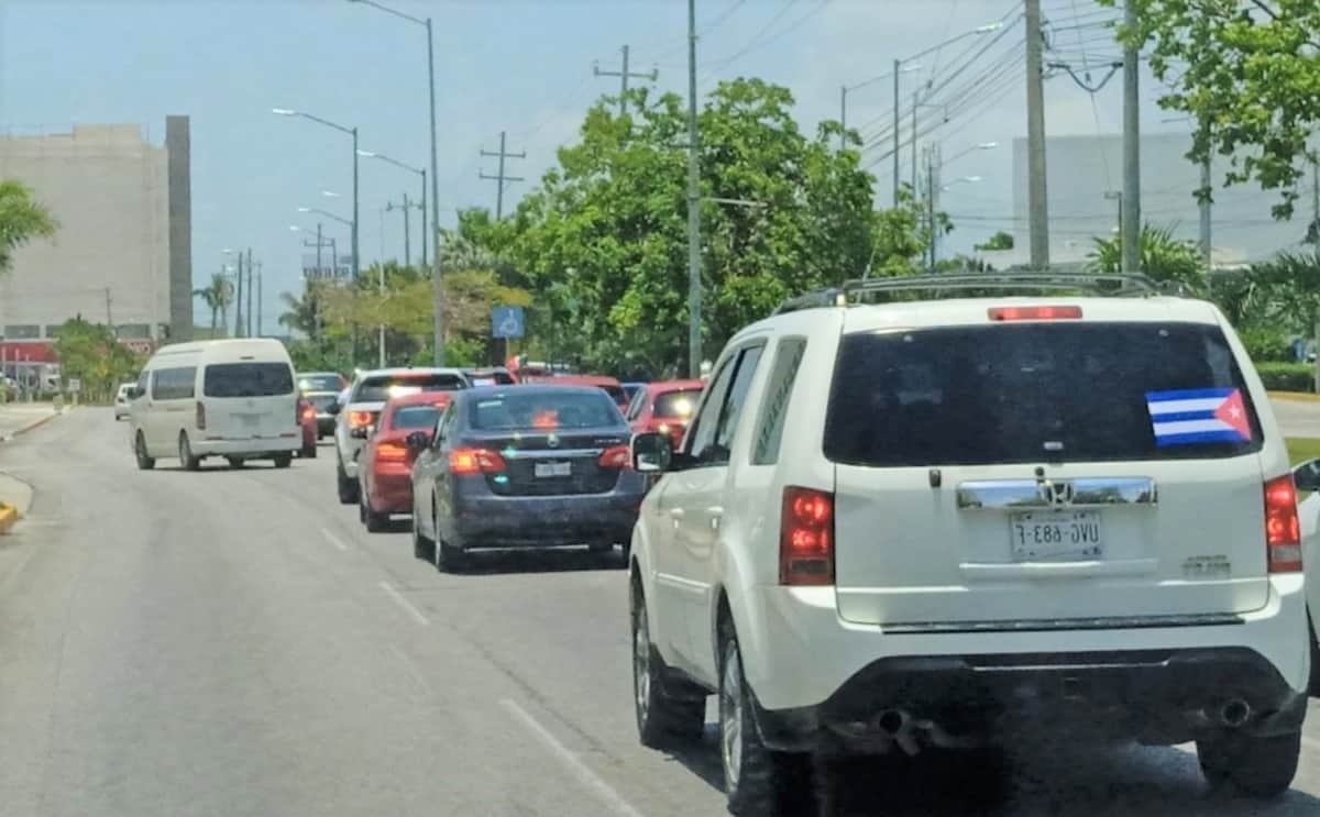 Caravana recorre calles de Cancún en apoyo al pueblo de Cuba