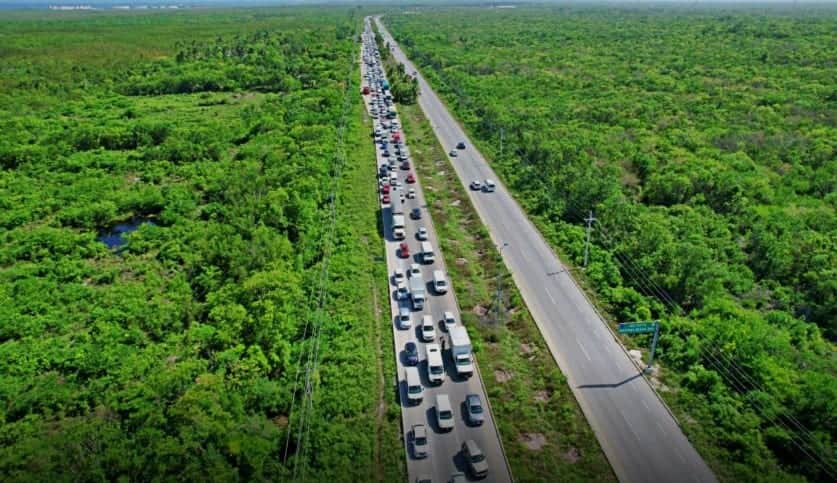 Socavón golpea al turismo: Transportadoras de Cancún aumentan hasta 50% costo de recorridos a Playa del Carmen