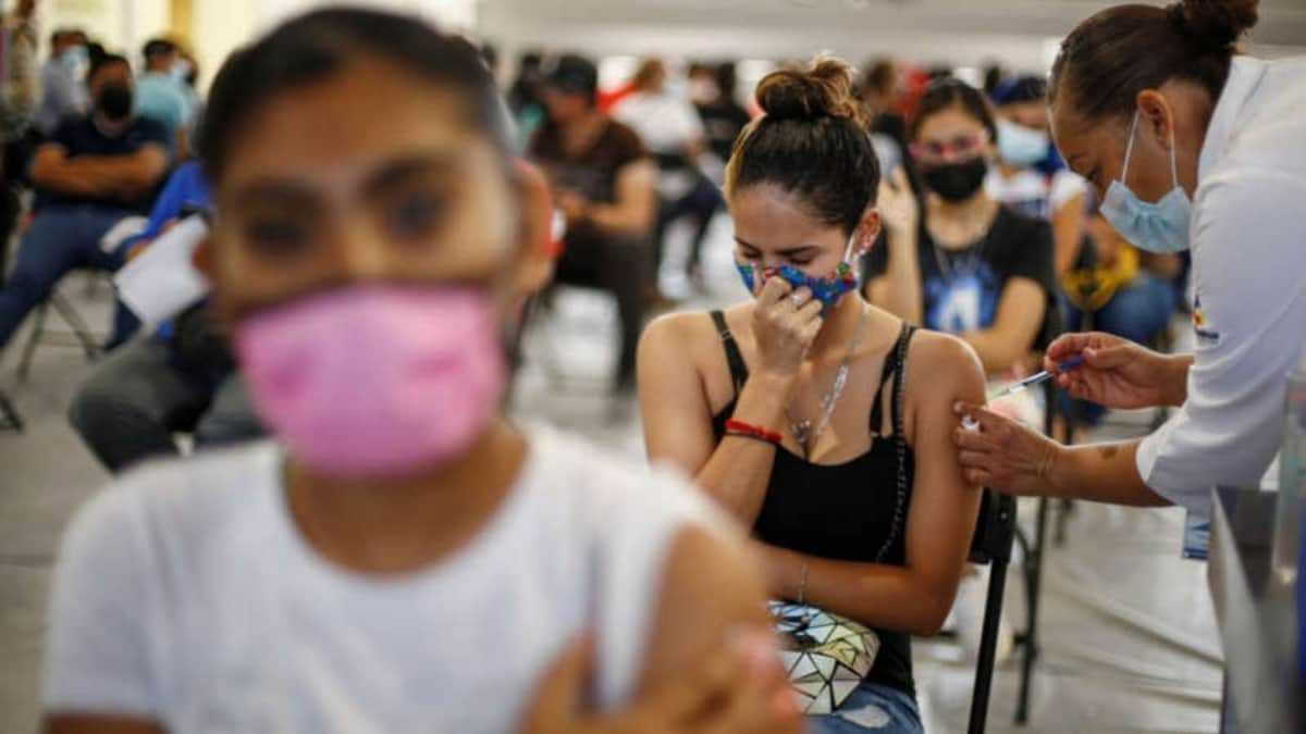 ¿Efecto secundario? Mujeres reportan aumento de pechos tras ponerse vacuna Covid-19 de Pfizer