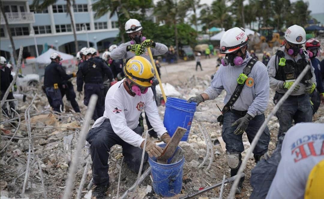 Hallan restos de 10 personas más en edificio de Miami; van 46 muertos
