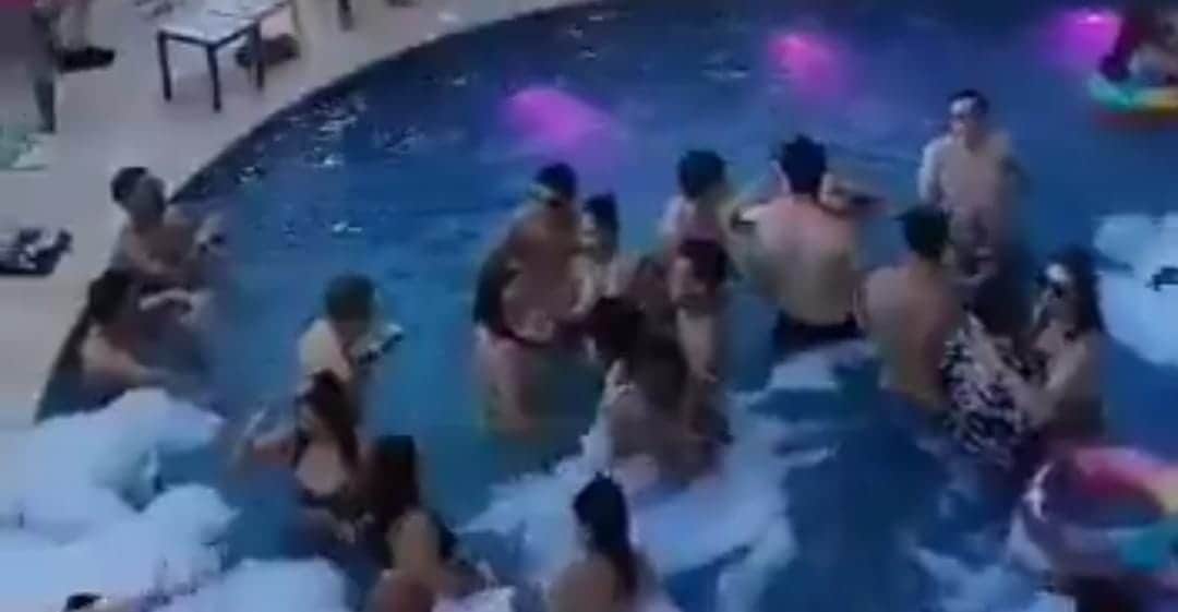 Video: Pese a Covid-19, Coco Bongo hace fiesta masiva en su alberca