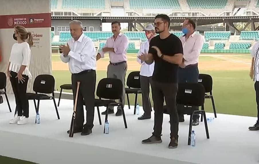 VIDEO: Critican a AMLO por descansar un bate en su entrepierna