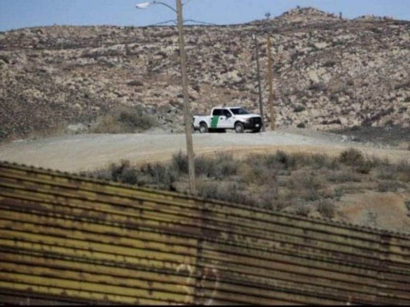 Agentes rescatan a menor de 3 años en el desierto de Arizona