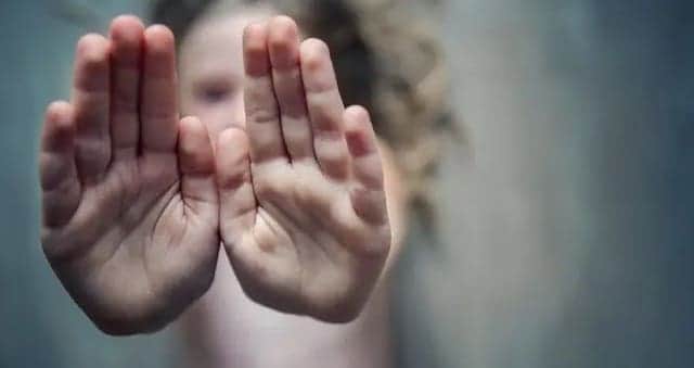 Hombre es condenado por abusar de sus dos hijas menores y discapacitadas