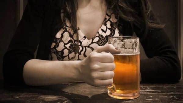 ¡EL NOVIO DEL AÑO! A su novia se le sale materia fecal por accidente frente a todos en un bar y él no la deja sola