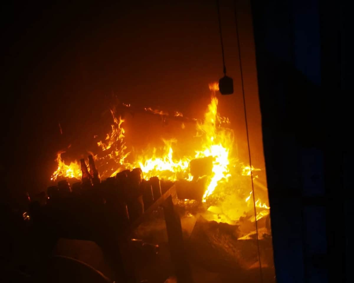 ¡POLICÍAS HÉROES! Rescatan de entre las llamas a 3 niños de un incendio en Cancún