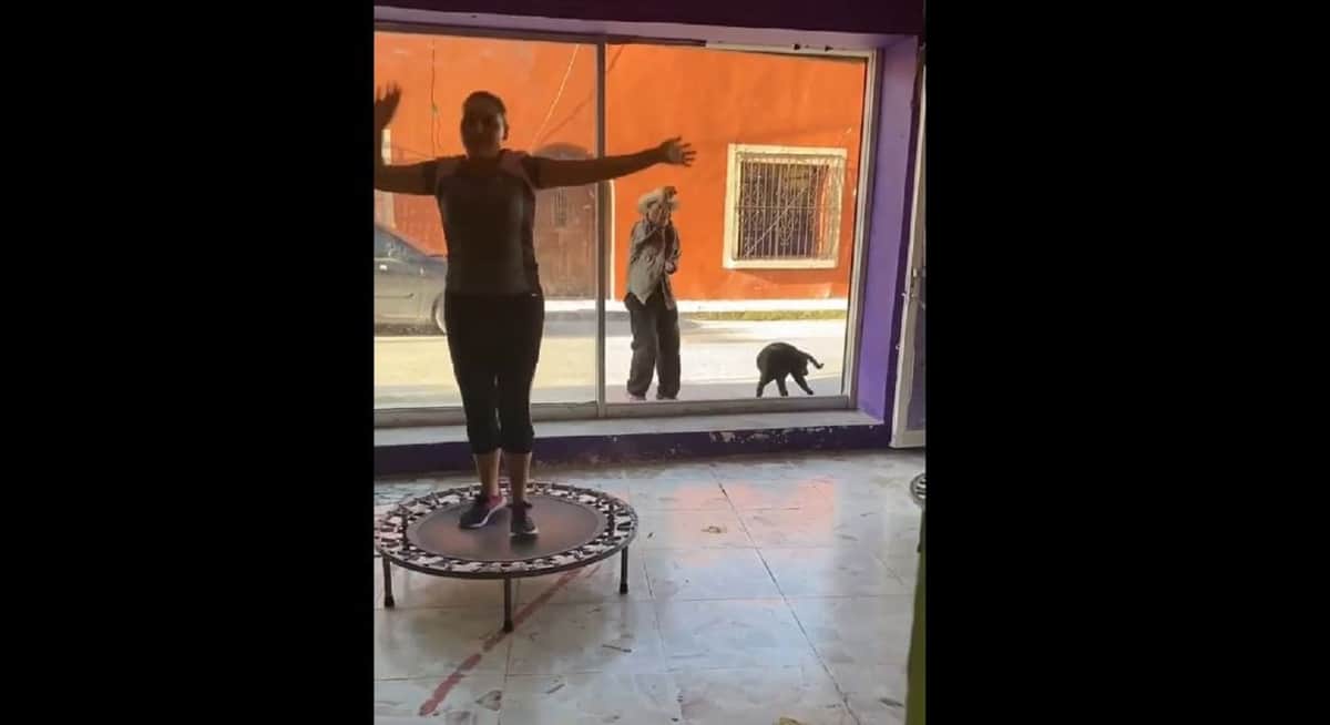 VIDEO: Abuelito baila y hace rutina afuera de donde mujeres se ejercitan y se hace viral