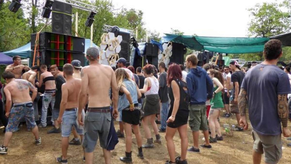 ¡Sin protección ante el Covid-19! Casi 8 mil jóvenes europeos se reunieron en una “rave” ilegal