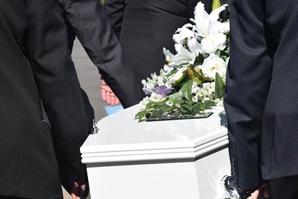 Elementos de Fiscalía sacan cuerpo de un velorio; olvidaron hacerle la autopsia