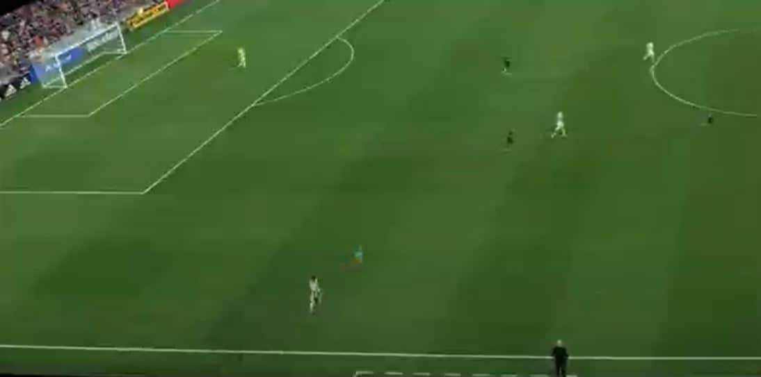 VIDEO: Niño de 2 años entra a campo de fútbol en pleno partido, su madre va tras él