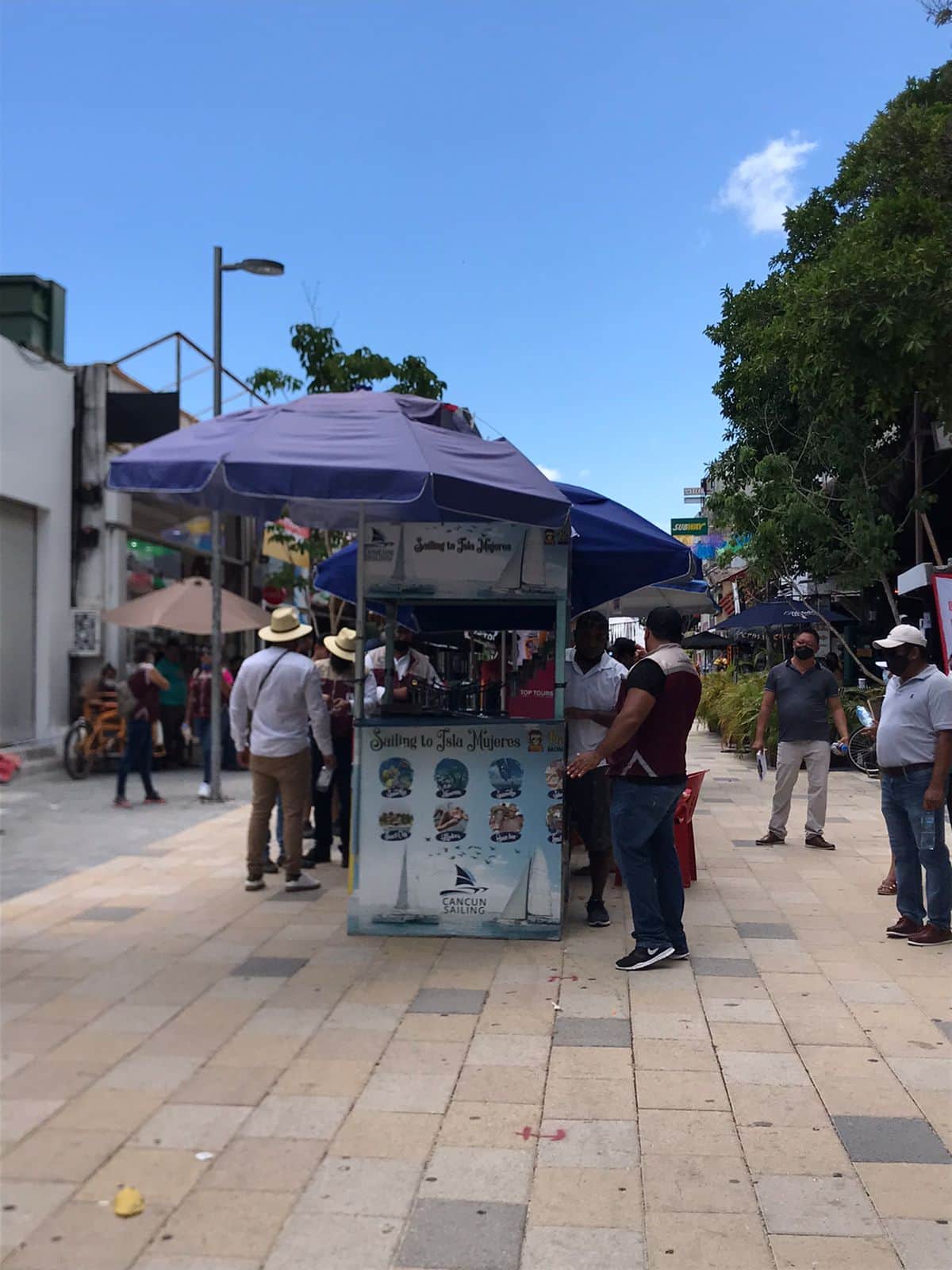 SIN SANA DISTANCIA: Invaden ambulantes el centro de la Quinta Avenida de Playa del Carmen