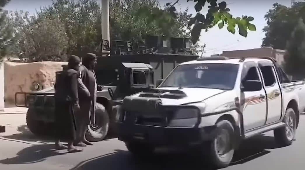 Talibanes toman el control de 19 capitales de Afganistán y continúa el conflicto