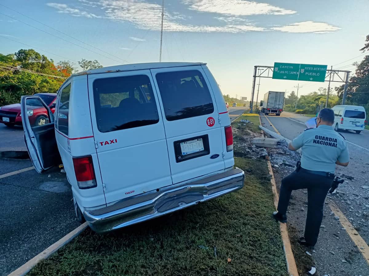 ¡CAFRE AL VOLANTE! Conductor de van se queda dormido y causa múltiples desmanes en Playa del Carmen