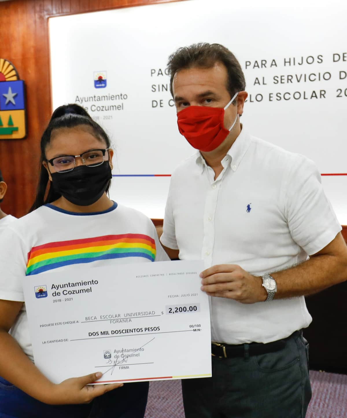 Pedro Joaquín entrega becas escolares a hijos de trabajadores del Ayuntamiento
