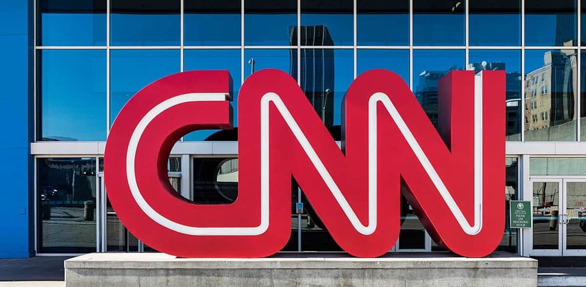 CNN despide a 3 empleados por ir a la oficina sin recibir vacuna contra COVID-19