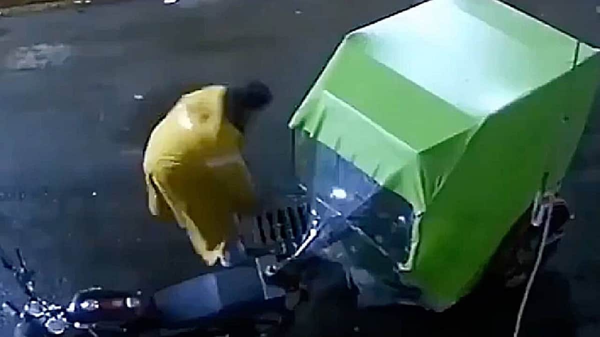 VIDEO: Captan a mototaxi robando coladeras en Iztapalapa
