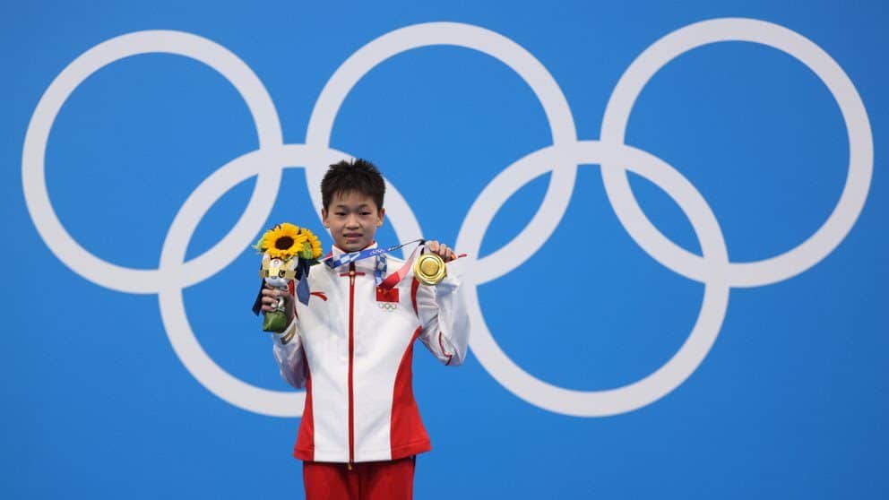 ¿Qué hacías a los 14 años? Quan Hongchan completa tres clavados perfectos en Tokio