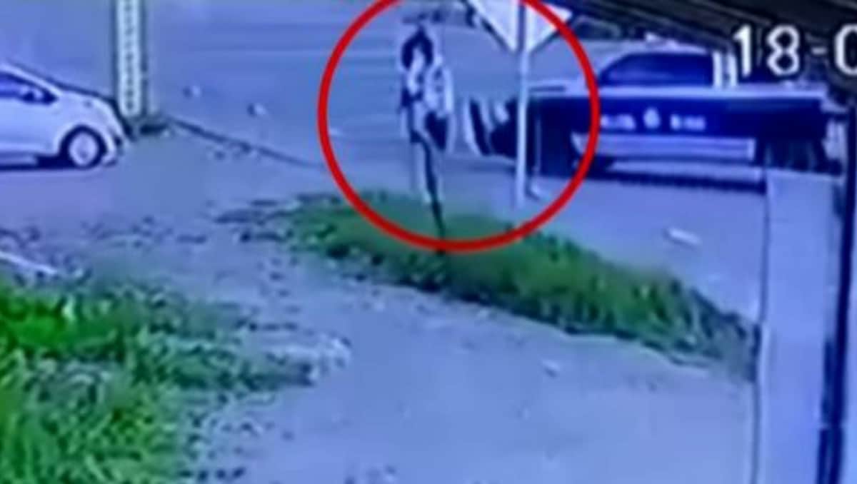 VIDEO: Policías de Querétaro embisten motocicleta para impedirle el paso, hay heridos