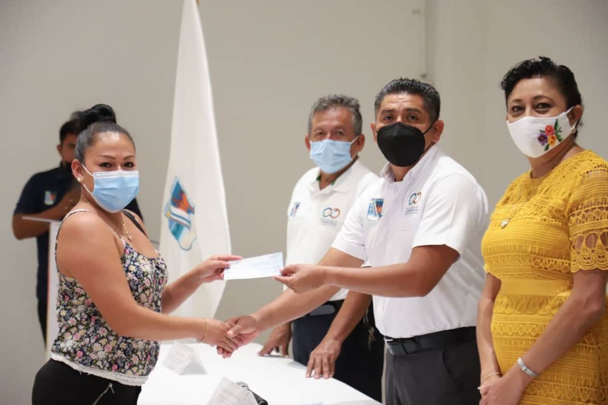 Cumple Puerto Morelos compromisos a estudiantes con pago de becas "Un paso hacia lo grande"