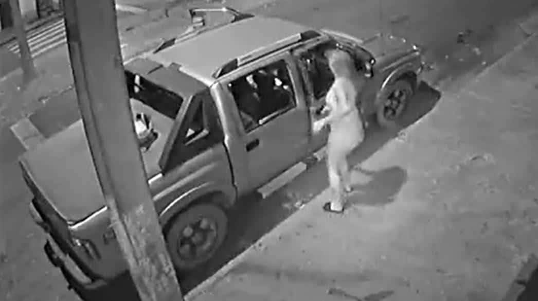 VIDEO: Apuñala salvajemente a su esposa en la calle tras descubrir presunta infidelidad