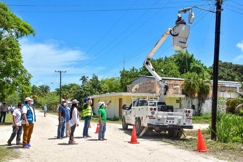 CUMPLE VÍCTOR MAS CON ELECTRIFICACIÓN EN COMUNIDADES MAYAS