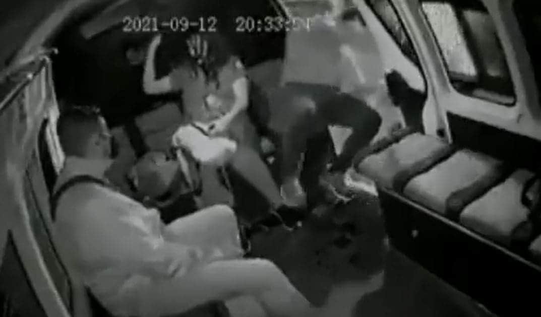 VIDEO: Se cayó tras quedarse dormido en la combi, quedó grabado y es viral