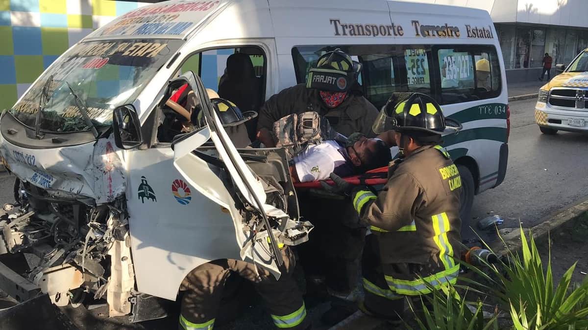Deja 10 lesionados el choque entre combi y camión del transporte público en Cancún