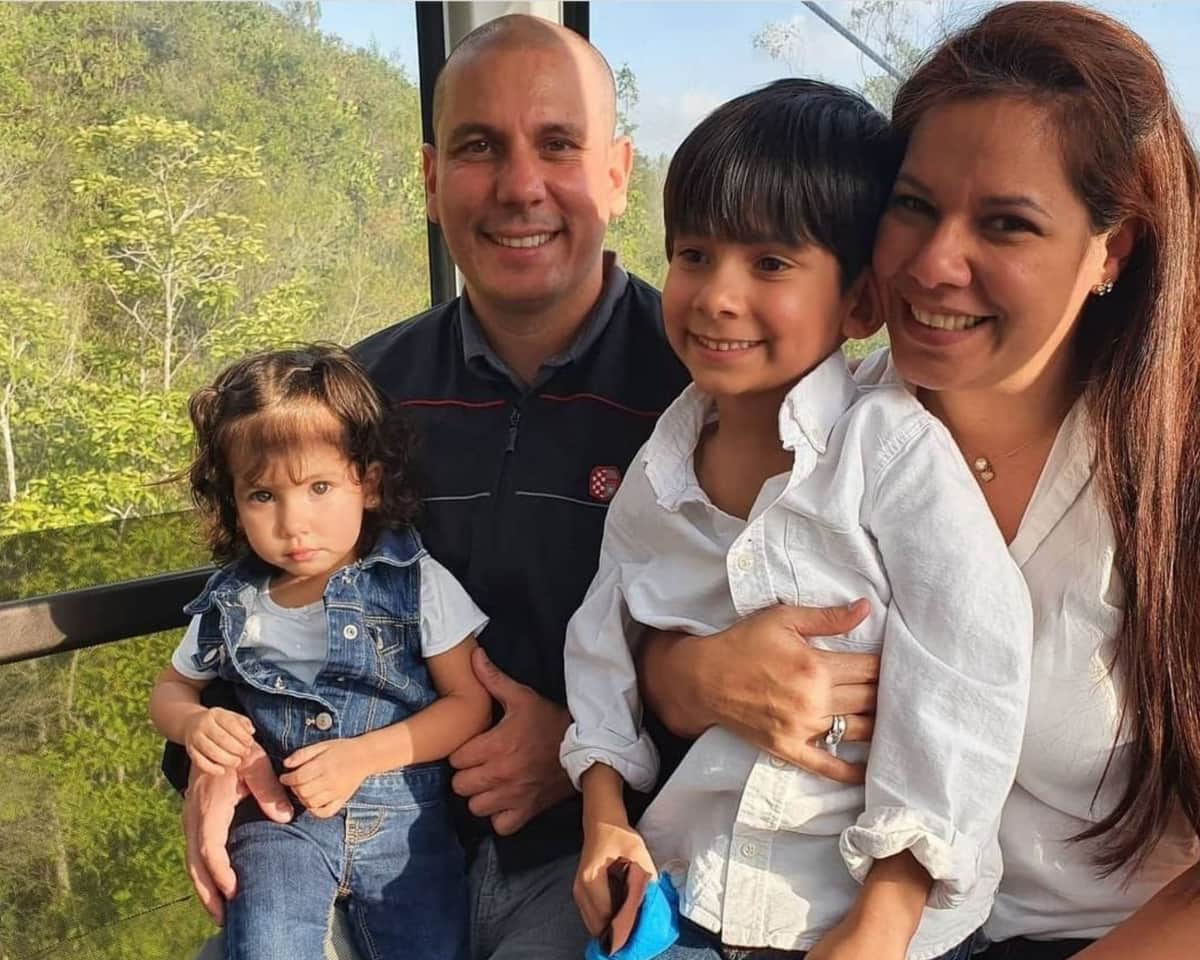 Rescatan a dos menores abrazados al cadáver de su madre en altamar, lancha se hundió