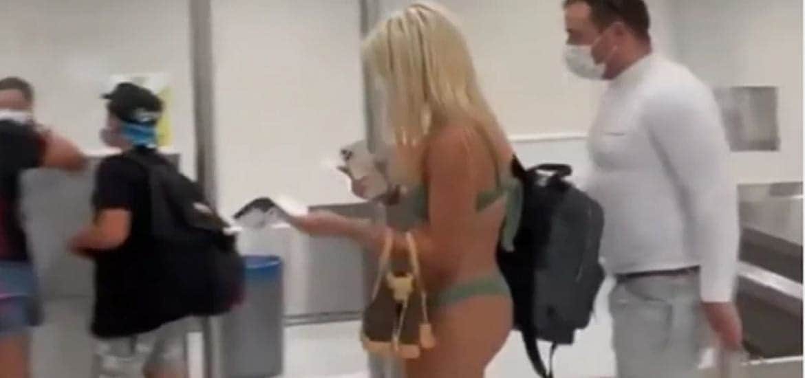 VIDEO: Captan a mujer vistiendo diminuto bikini en aeropuerto