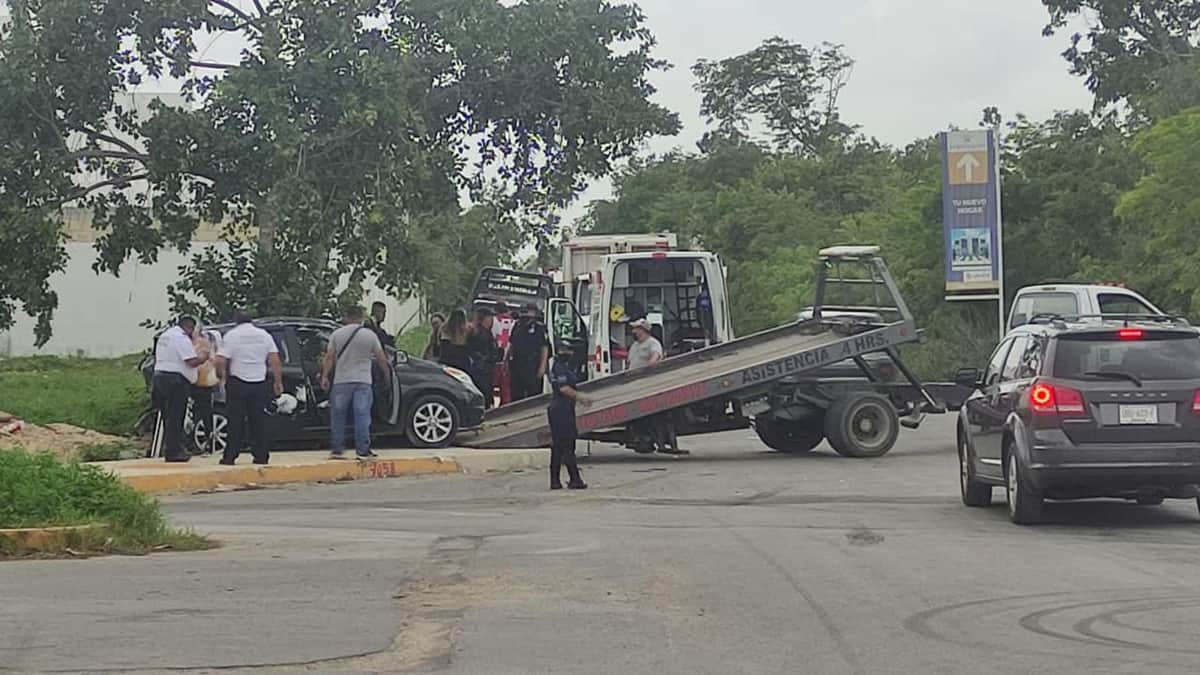 Choca patrulla policíaca en Playa del Carmen