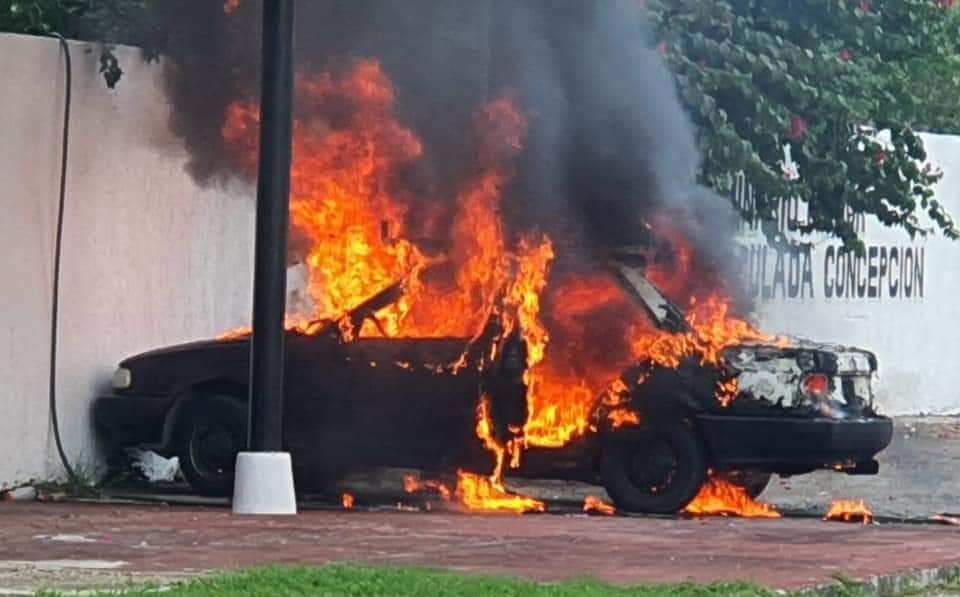 Incendio consume vehículo en Chetumal