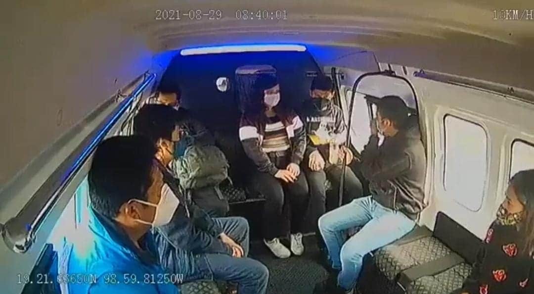 Video: Chofer y pasajeros evitan asalto en combi en el Edomex