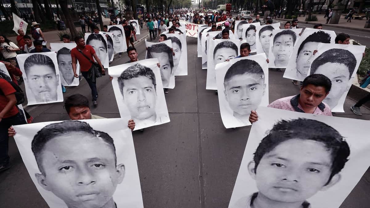 AMLO ordena difusión de información encontrada sobre los 43 de Ayotzinapa