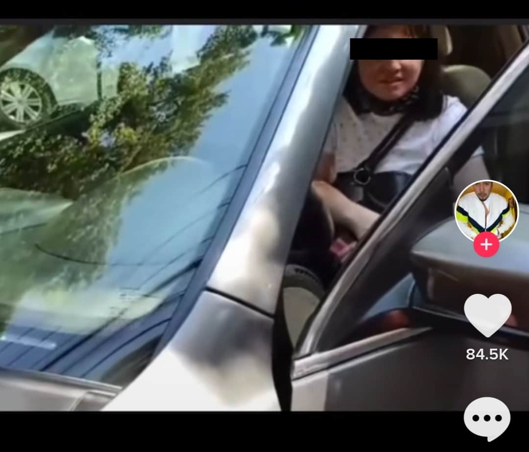 VIDEO DE LADY BANQUETAS: Obstruye con su vehículo toda la banqueta y todavía se enoja