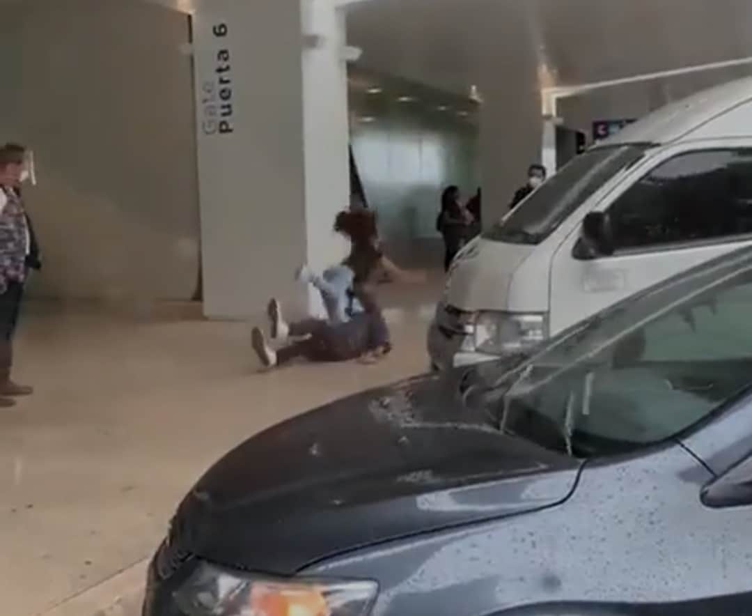 VIDEO ÉPICO: Recibe a su novio en el Aeropuerto de Cancún y se dan tremendo guamazo al derrapar