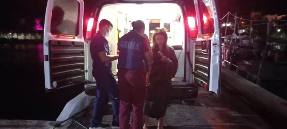 Rescatan a 10 de yate en llamas en Isla Mujeres